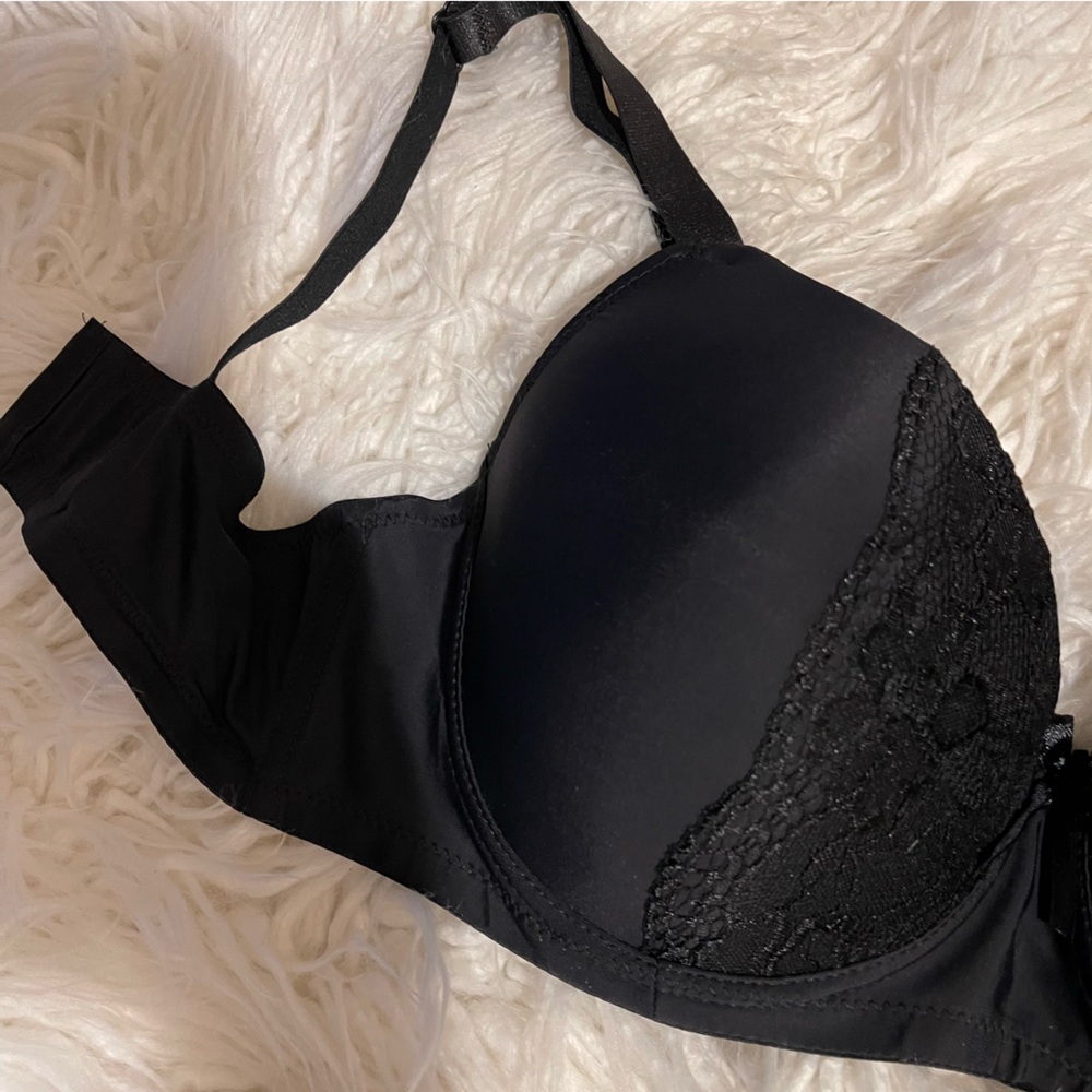Emily Johnson Black Bra -38DD - Picture 8 of 10